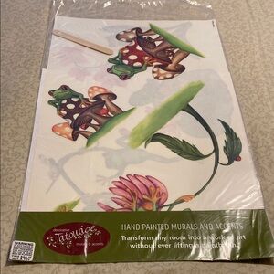 Tatouage Hand Painted Frogs Rub on Mural with Flowers